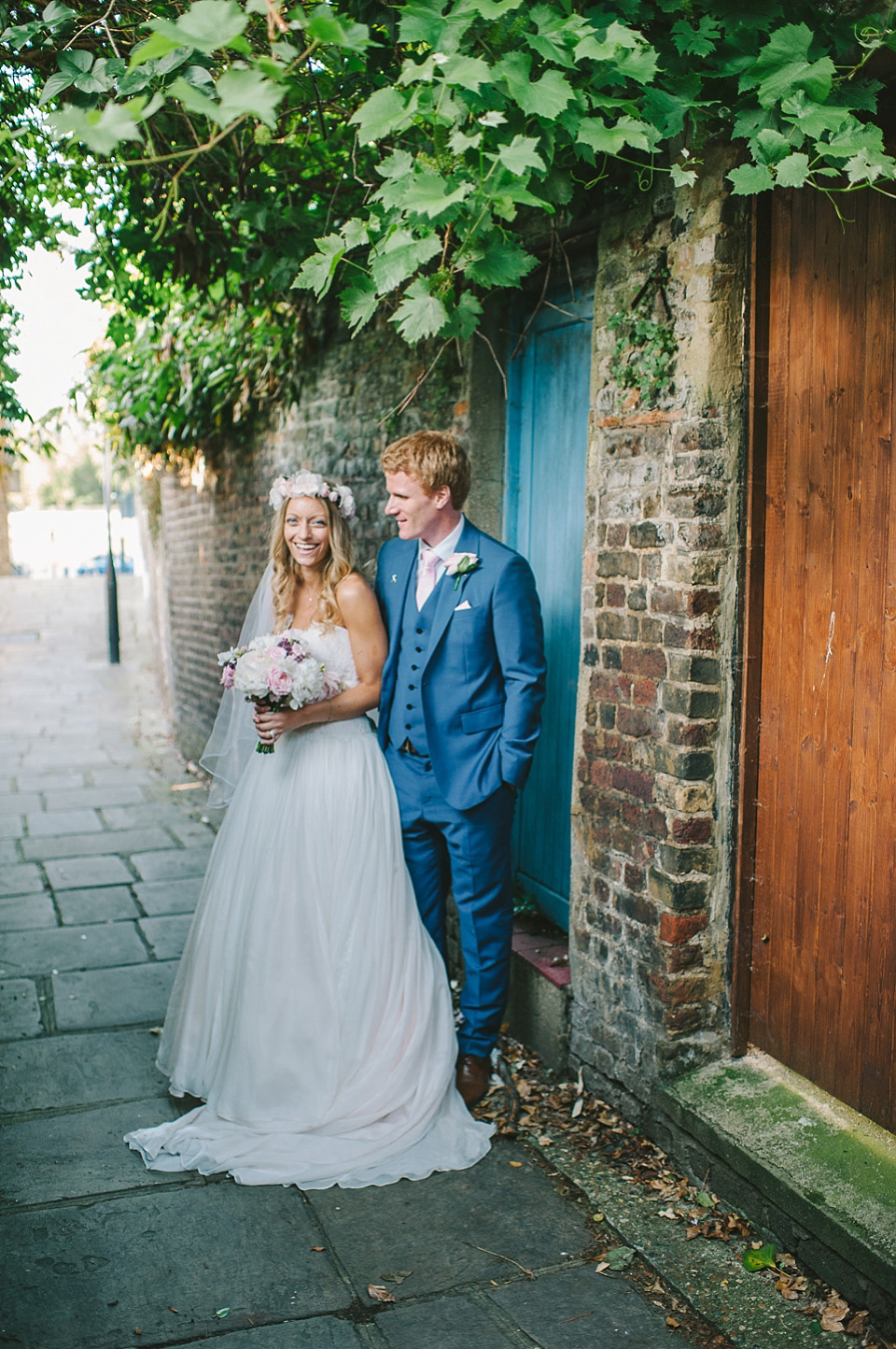 naomi neoh wedding dress, riverside weddingi, london wedding, summer wedding, ellie gillard photography