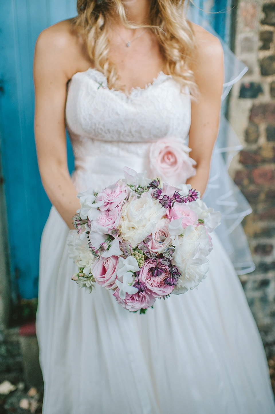 naomi neoh wedding dress, riverside weddingi, london wedding, summer wedding, ellie gillard photography