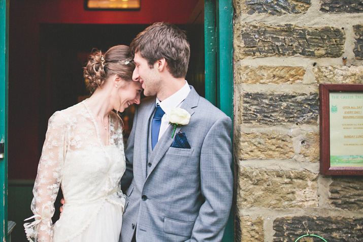 rainy day wedding, 1980s vintage wedding dress, castle weddings, sarah jane ethan photography