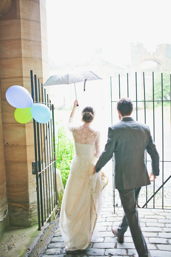 rainy day wedding, 1980s vintage wedding dress, castle weddings, sarah jane ethan photography