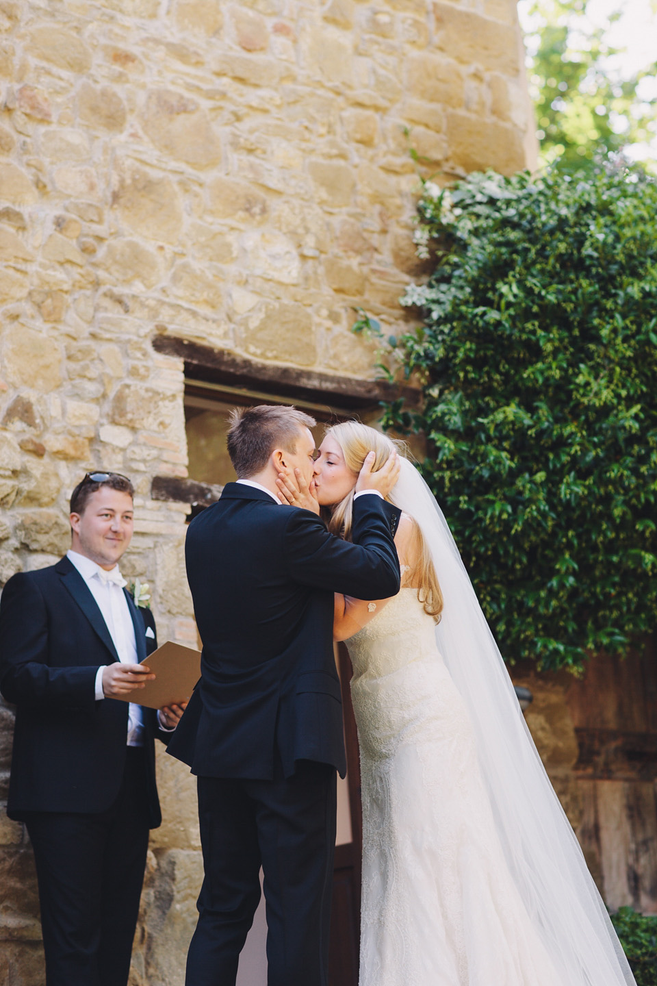 A black tie wedding in Italy with a rustic Italian vibe - photography by Laura McCluskey. black tie wedding, italian wedding, rustic italian wedding, destination wedding, laura mccluskey photography, lm photography