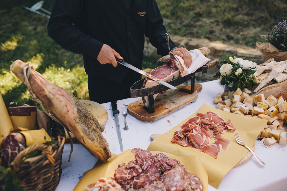 A black tie wedding in Italy with a rustic Italian vibe - photography by Laura McCluskey. black tie wedding, italian wedding, rustic italian wedding, destination wedding, laura mccluskey photography, lm photography