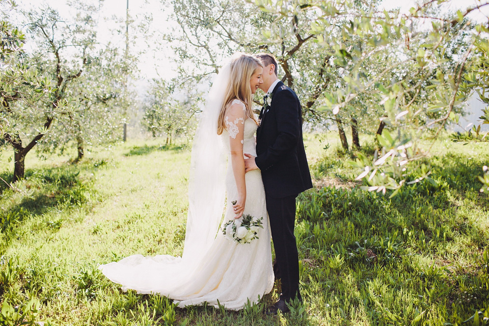 A black tie wedding in Italy with a rustic Italian vibe - photography by Laura McCluskey. black tie wedding, italian wedding, rustic italian wedding, destination wedding, laura mccluskey photography, lm photography