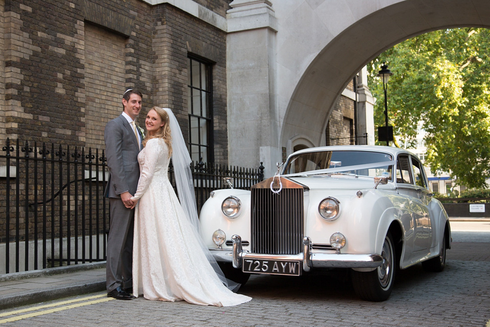 An original 1940s vintage wedding dress sourced from Elizabeth Avey of London, for this traditional Jewish wedding ceremony. Photography by Gee Sagoo. jewish wedding, elizabeth avey, vintage wedding dress, 1940s vintage