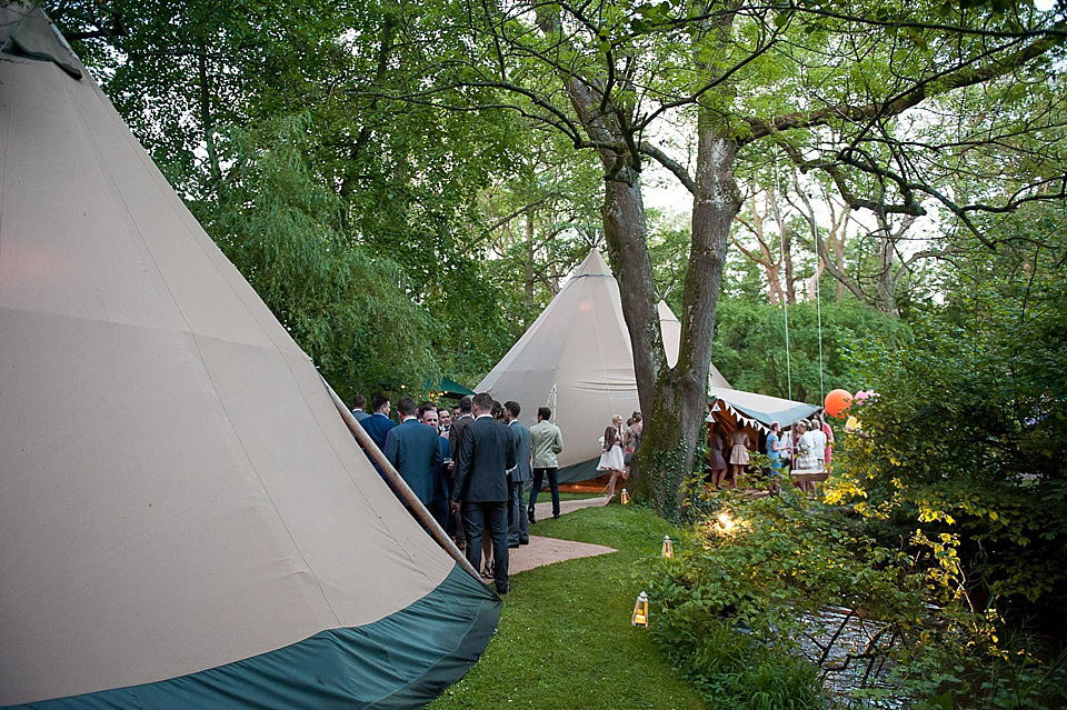 mia mia, isabella grace bridal boutique, giant wedding balloons, back garden wedding, fiona kelly photography