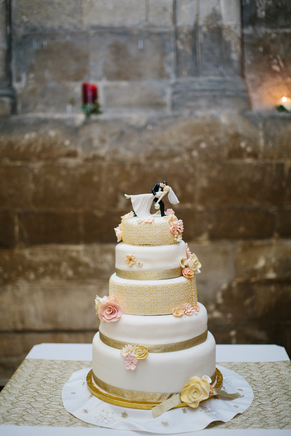 A bride wearing Alan Hannah for her Glouceste Cathedral winter wedding. Photography by Ruth Atkinson. alan hannah wedding dress, gloucester cathedral wedding, ruth atkinson photogarphy, winter wedding