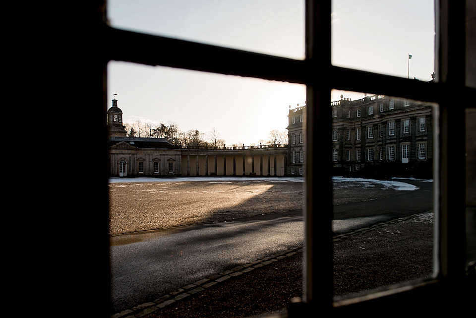 amanda wakeley, Hopetoun House near Edinburgh, nikki leadbetter photography, black and gold wedding