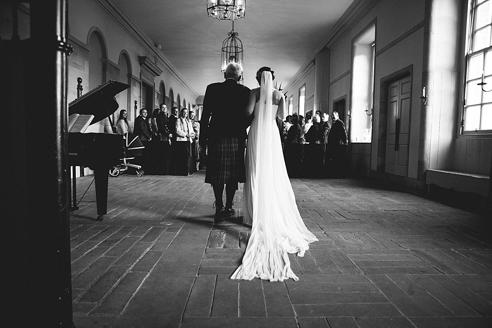 amanda wakeley, Hopetoun House near Edinburgh, nikki leadbetter photography, black and gold wedding