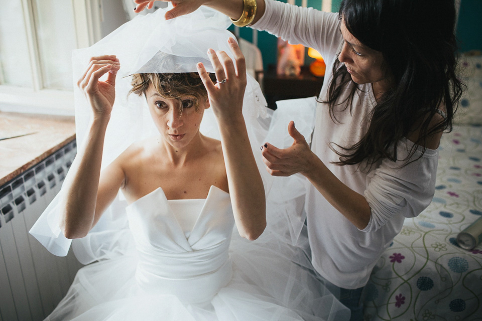 bride in glasses, weddings in italy, igloo photography