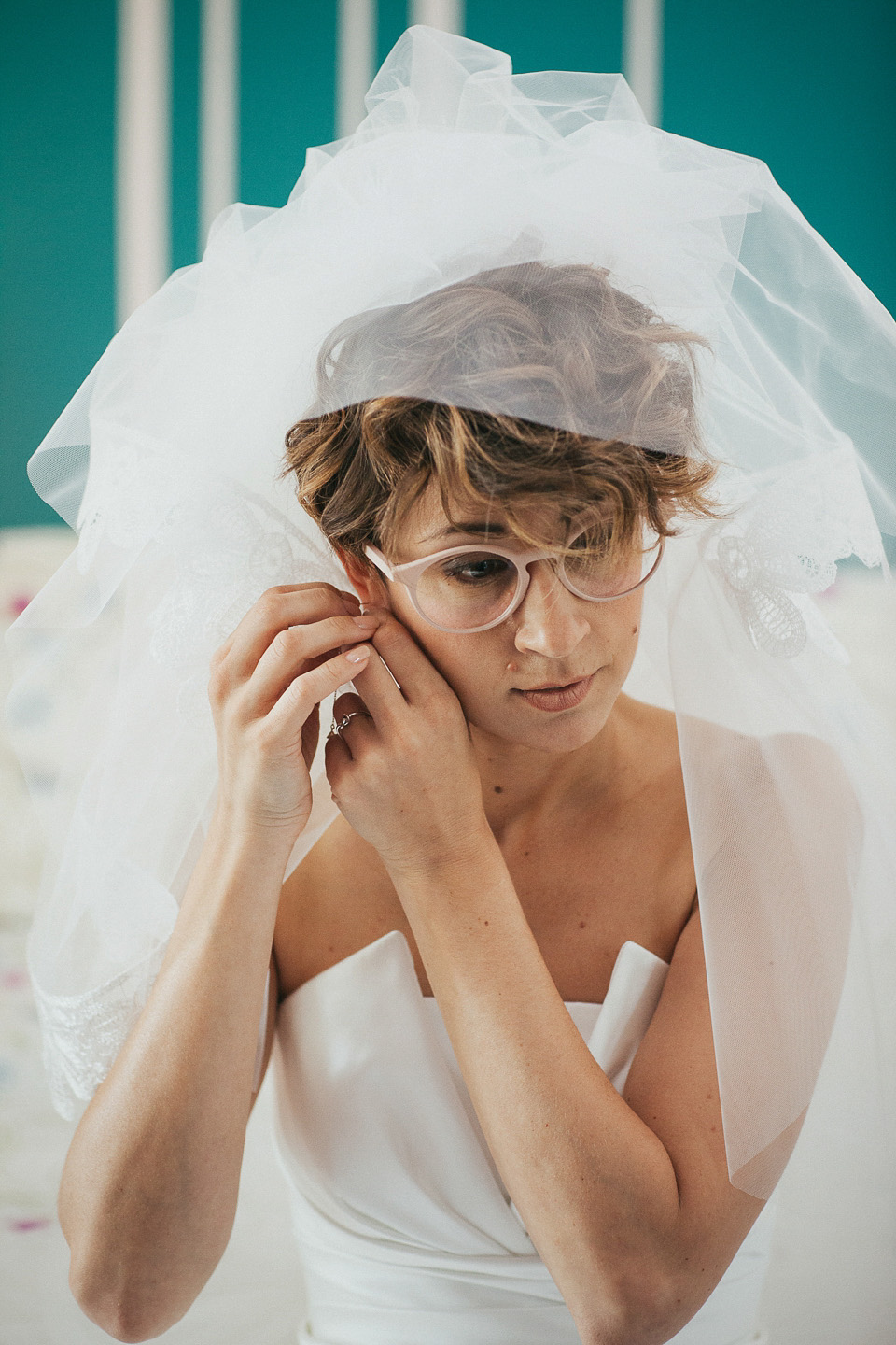 bride in glasses, weddings in italy, igloo photography