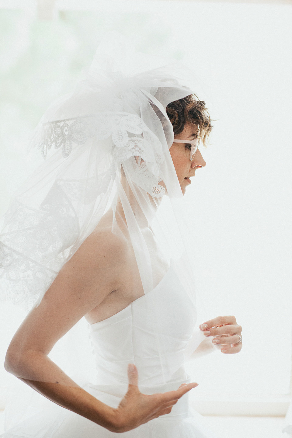 bride in glasses, weddings in italy, igloo photography