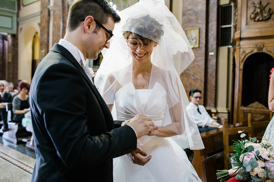 bride in glasses, weddings in italy, igloo photography