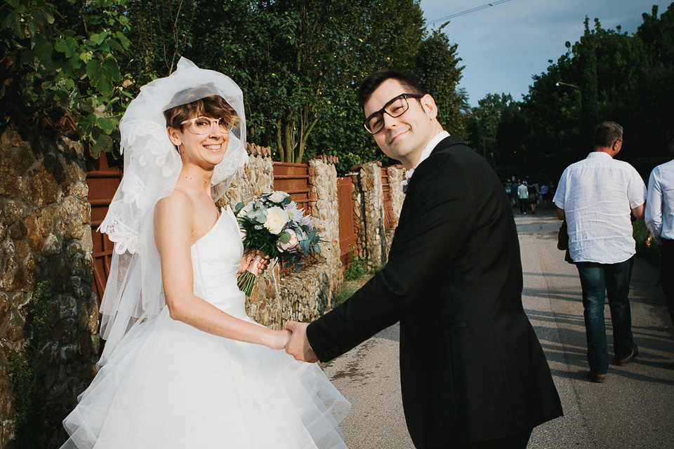 bride in glasses, weddings in italy, igloo photography