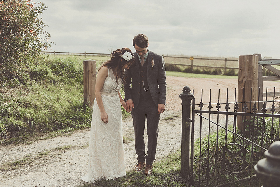rustic barn wedding, autumn wedding, terry fox wedding dress, michelle lindsell photography