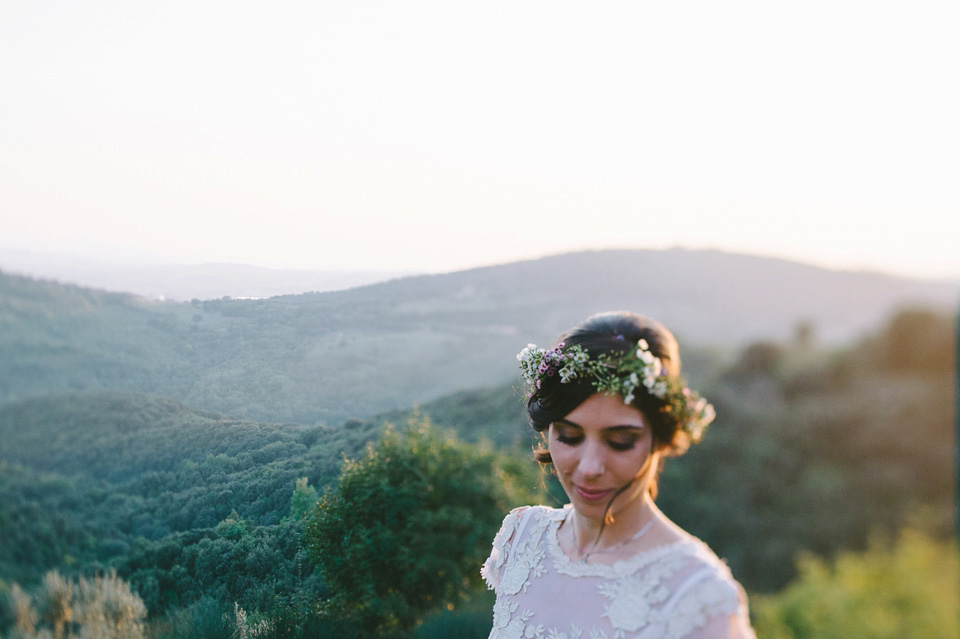 rustic italian wedding, tuscany wedding, temerpely london wedding dress, leila scarfiotti photography