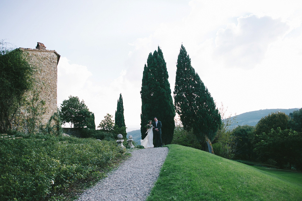 rustic italian wedding, tuscany wedding, temerpely london wedding dress, leila scarfiotti photography