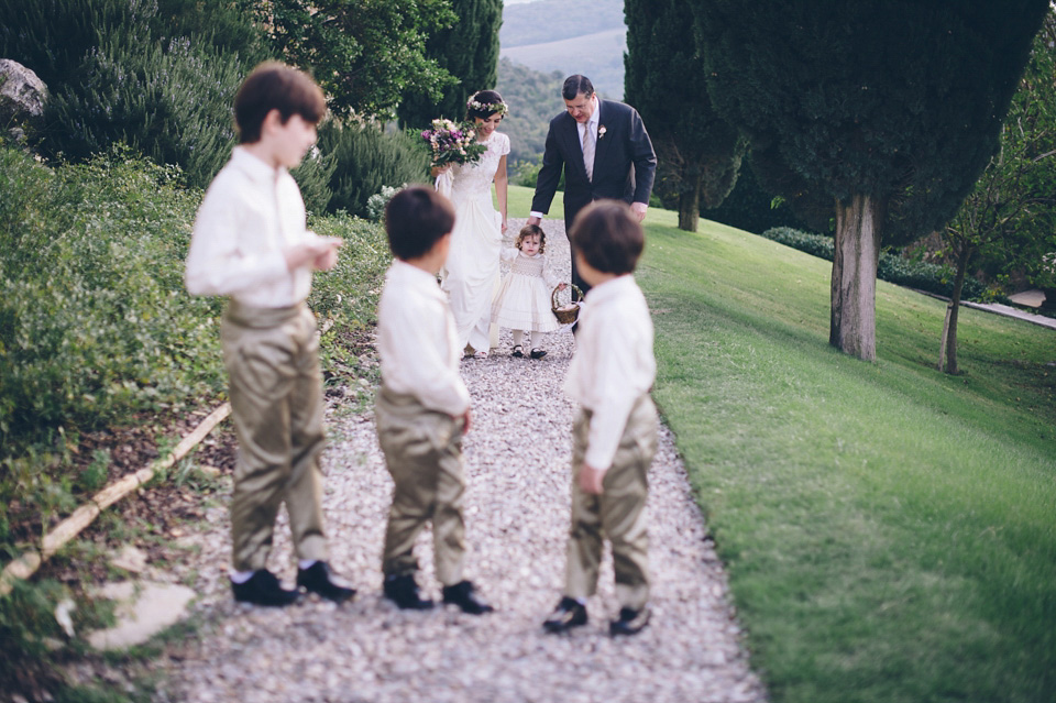 rustic italian wedding, tuscany wedding, temerpely london wedding dress, leila scarfiotti photography