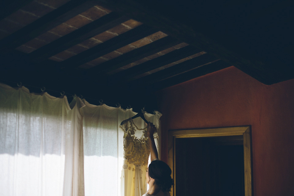 rustic italian wedding, tuscany wedding, temerpely london wedding dress, leila scarfiotti photography