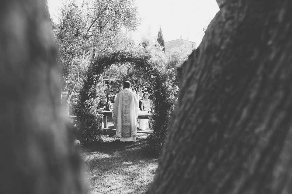 rustic italian wedding, tuscany wedding, temerpely london wedding dress, leila scarfiotti photography