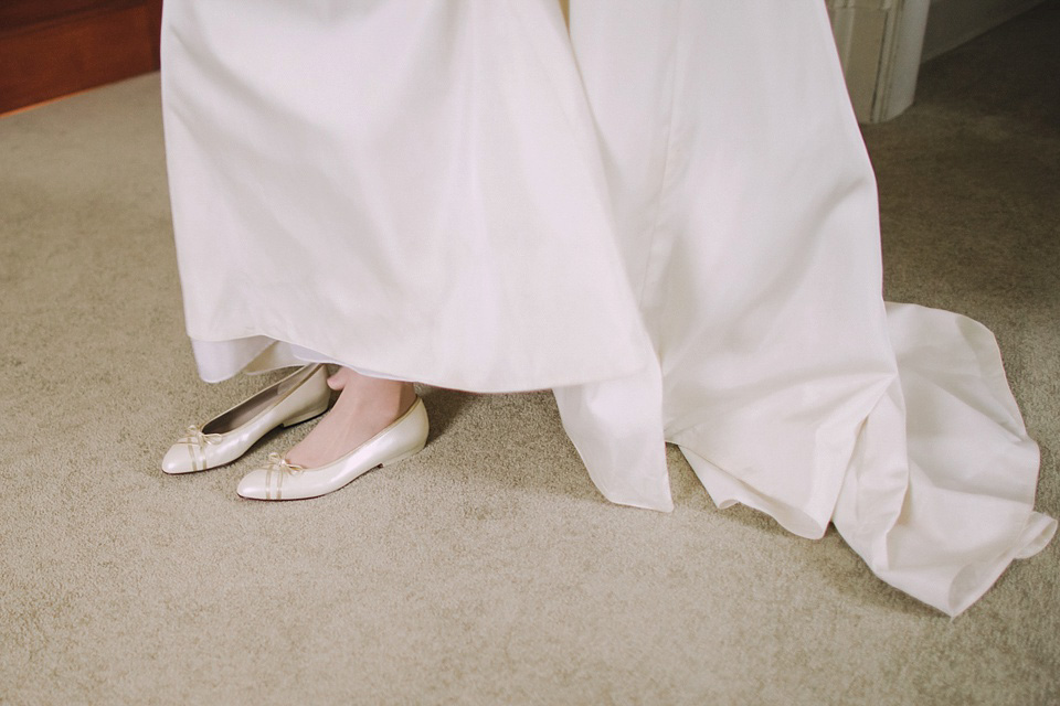 An original 1960s vintage wedding dress worn by Bride Jen for her sweet and stylish Minnesota wedding. Photography by Carla Boecklin. Carla Boecklin photography, Minnesota weddings, 1960's vintage