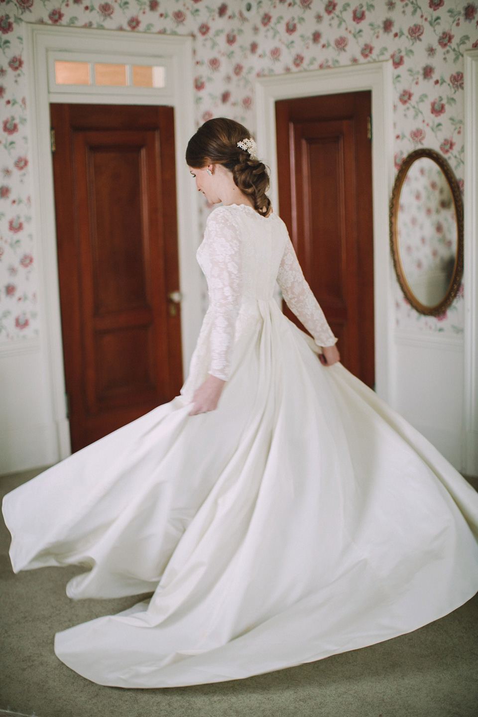 An original 1960s vintage wedding dress worn by Bride Jen for her sweet and stylish Minnesota wedding. Photography by Carla Boecklin. Carla Boecklin photography, Minnesota weddings, 1960's vintage