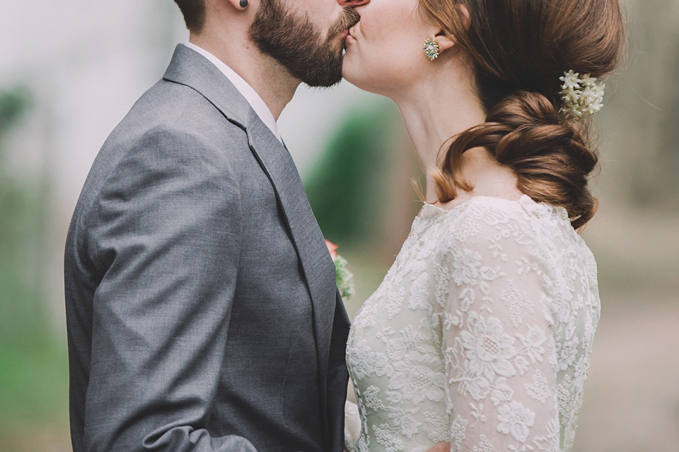 An original 1960s vintage wedding dress worn by Bride Jen for her sweet and stylish Minnesota wedding. Photography by Carla Boecklin. Carla Boecklin photography, Minnesota weddings, 1960's vintage