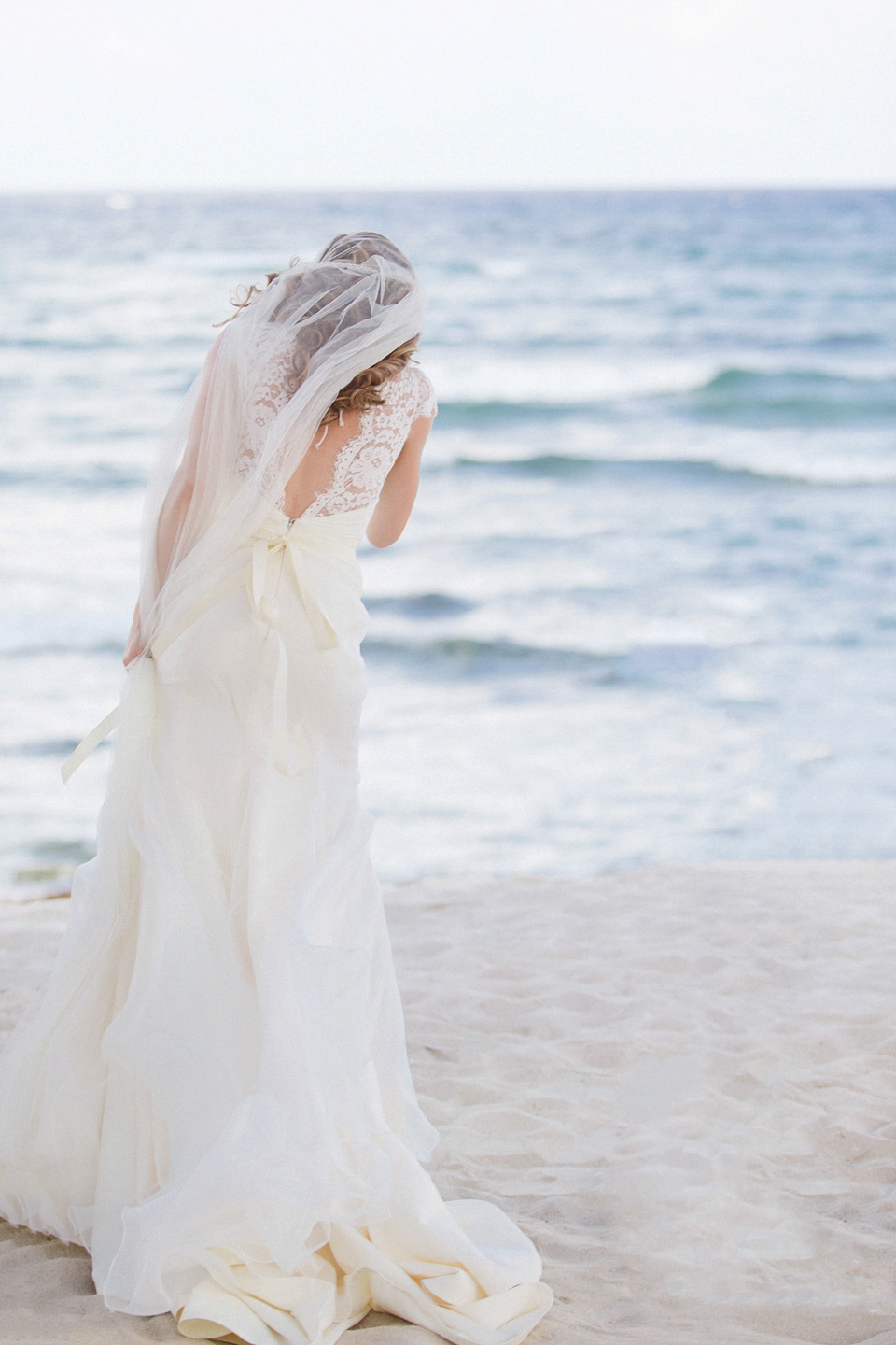 Mexico destination wedding, Hayley Paige wedding dress, Juliet cap veil, beach weddings // Photography by Chantal Lahance Gibson.