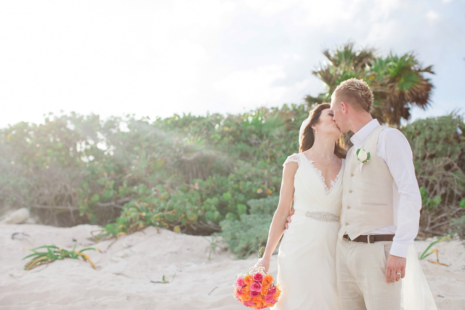 Mexico destination wedding, Hayley Paige wedding dress, Juliet cap veil, beach weddings // Photography by Chantal Lahance Gibson.