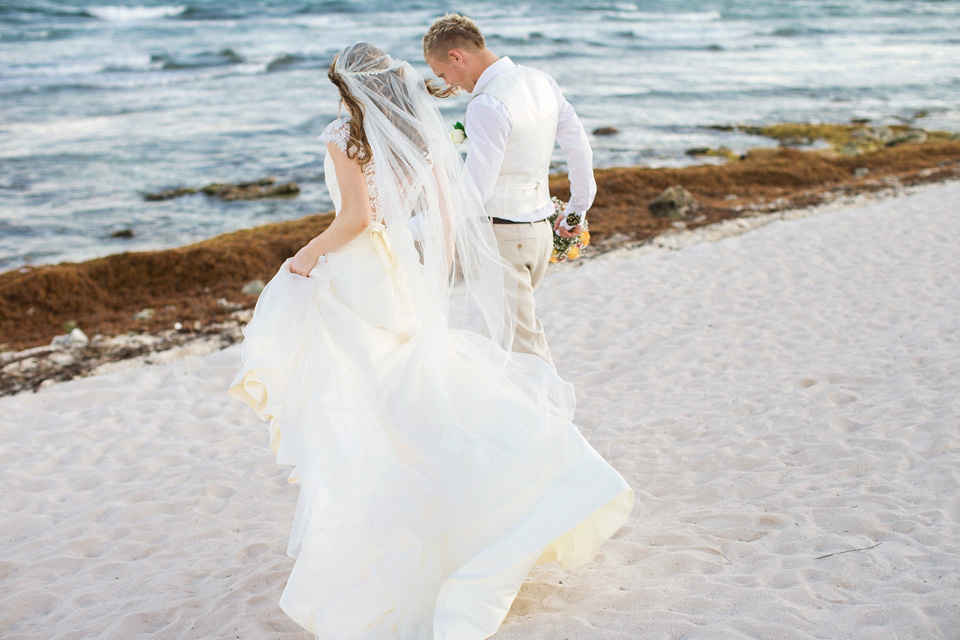 Mexico destination wedding, Hayley Paige wedding dress, Juliet cap veil, beach weddings // Photography by Chantal Lahance Gibson.