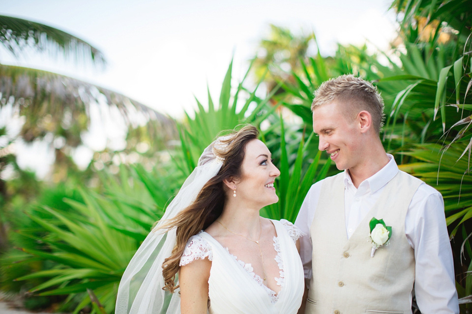 Mexico destination wedding, Hayley Paige wedding dress, Juliet cap veil, beach weddings // Photography by Chantal Lahance Gibson.