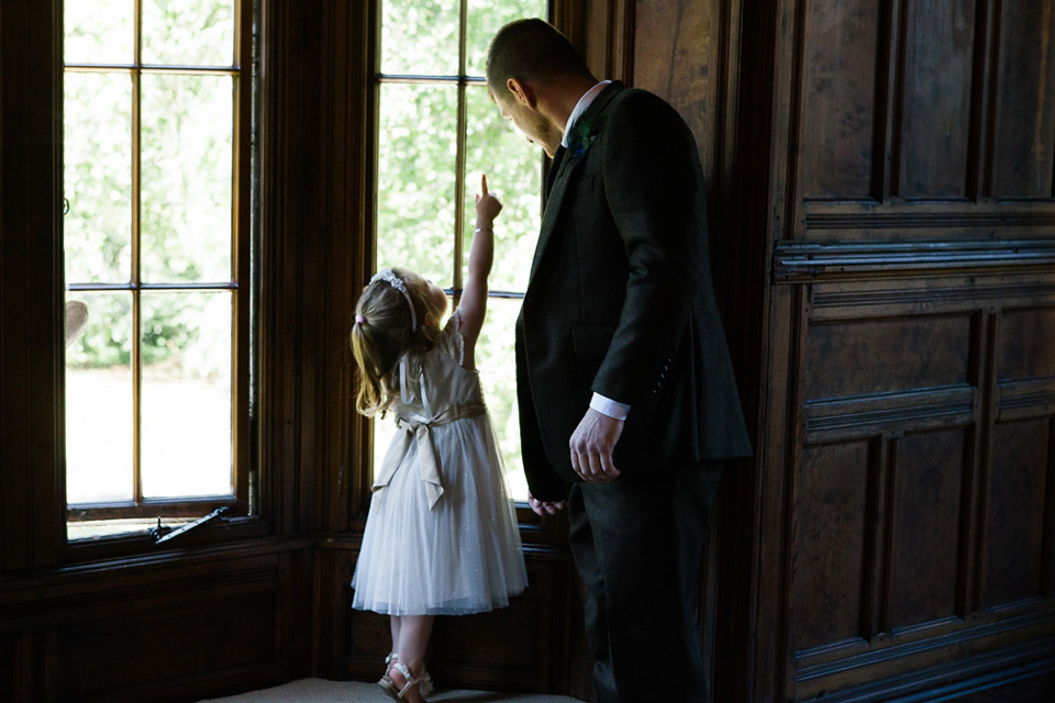 Azalea by Jenny Packham, 1920s inspired wedding, Gatsby style wedding, peacock feathers // Photography by Lauren McGuiness.