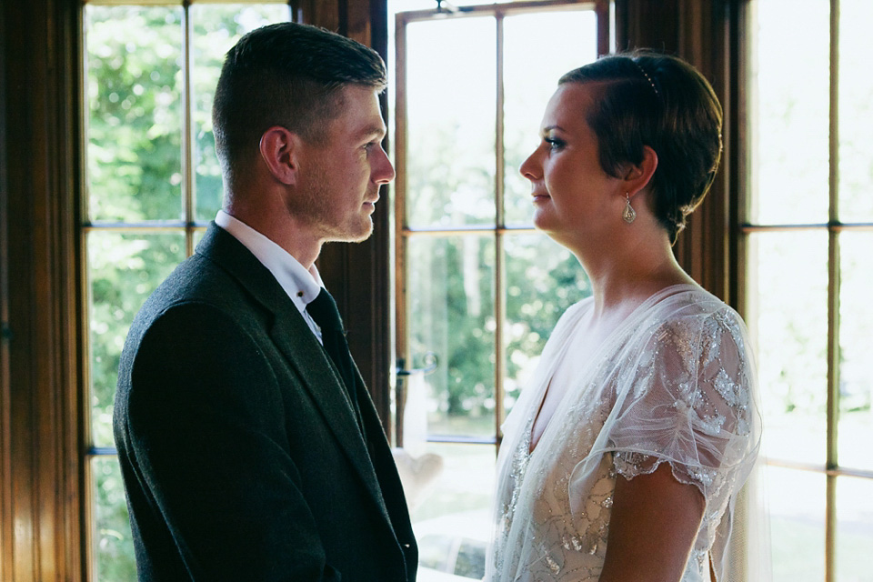 Azalea by Jenny Packham, 1920s inspired wedding, Gatsby style wedding, peacock feathers // Photography by Lauren McGuiness.