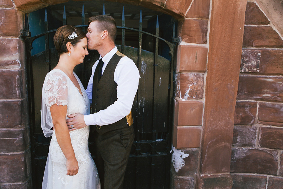 Azalea by Jenny Packham, 1920s inspired wedding, Gatsby style wedding, peacock feathers // Photography by Lauren McGuiness.