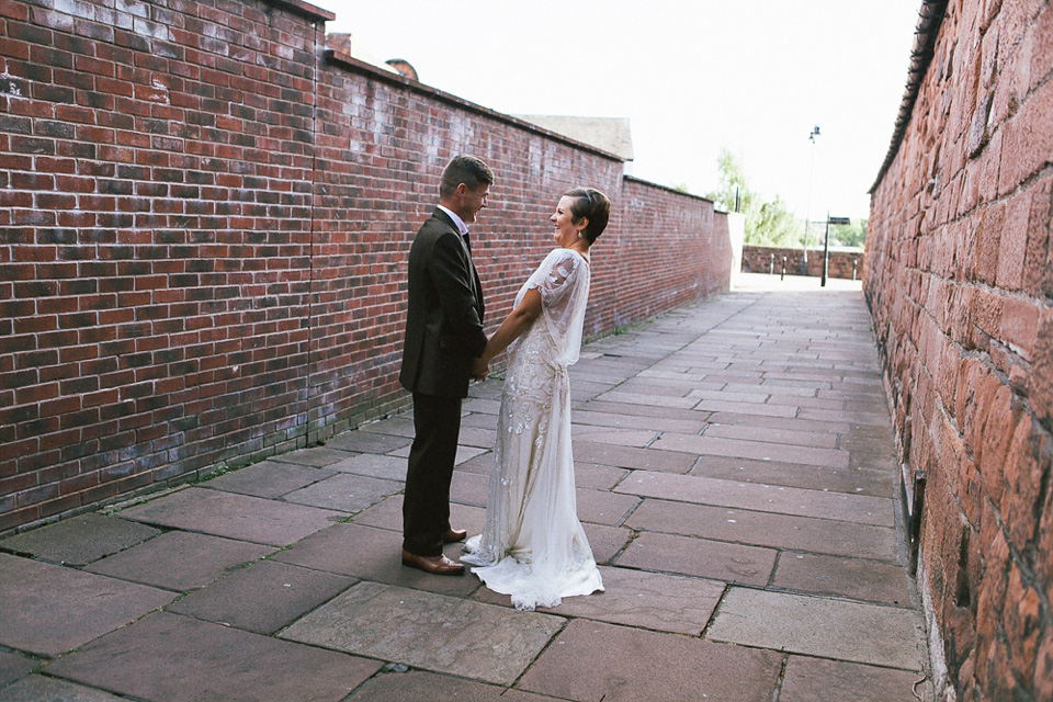 Azalea by Jenny Packham, 1920s inspired wedding, Gatsby style wedding, peacock feathers // Photography by Lauren McGuiness.