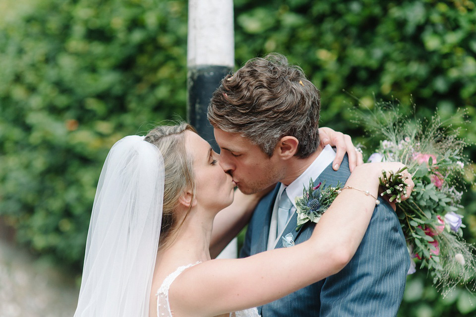 Colourful homespun barn wedding. Photography by Eliza Claire.