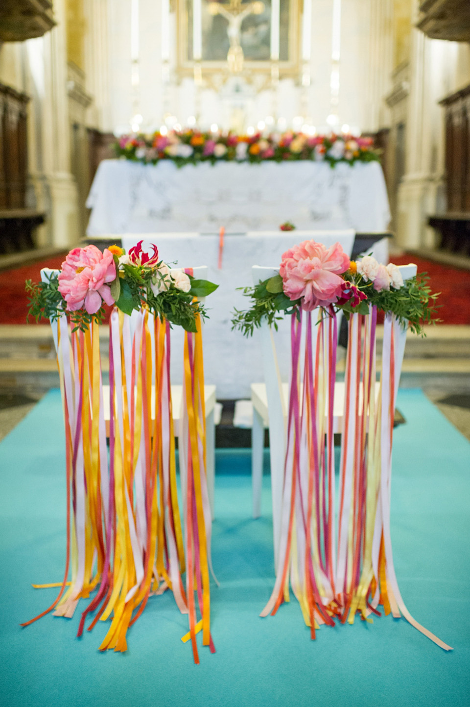 A vibrant pink, coral and colourful Italan Palazzo wedding with a bride wearing Comme des Garçons. Photography by Giuli e Giordi.