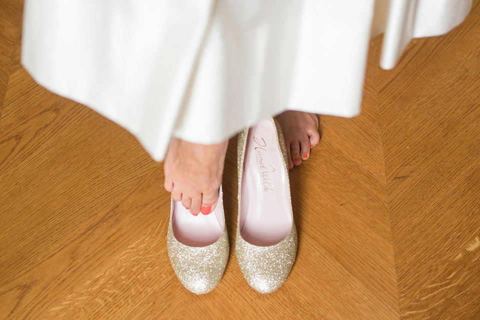 A vibrant pink, coral and colourful Italan Palazzo wedding with a bride wearing Comme des Garçons. Photography by Giuli e Giordi.