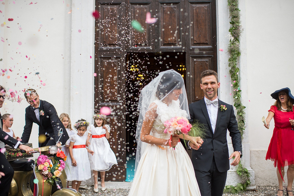 A vibrant pink, coral and colourful Italan Palazzo wedding with a bride wearing Comme des Garçons. Photography by Giuli e Giordi.