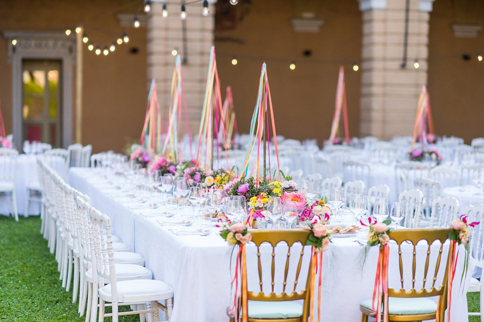 A vibrant pink, coral and colourful Italan Palazzo wedding with a bride wearing Comme des Garçons. Photography by Giuli e Giordi.