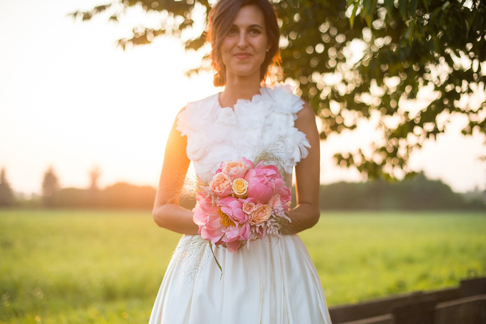 A vibrant pink, coral and colourful Italan Palazzo wedding with a bride wearing Comme des Garçons. Photography by Giuli e Giordi.