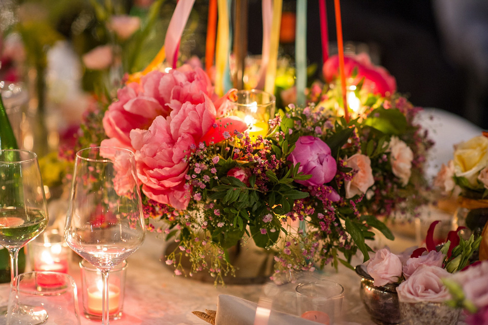 A vibrant pink, coral and colourful Italan Palazzo wedding with a bride wearing Comme des Garçons. Photography by Giuli e Giordi.