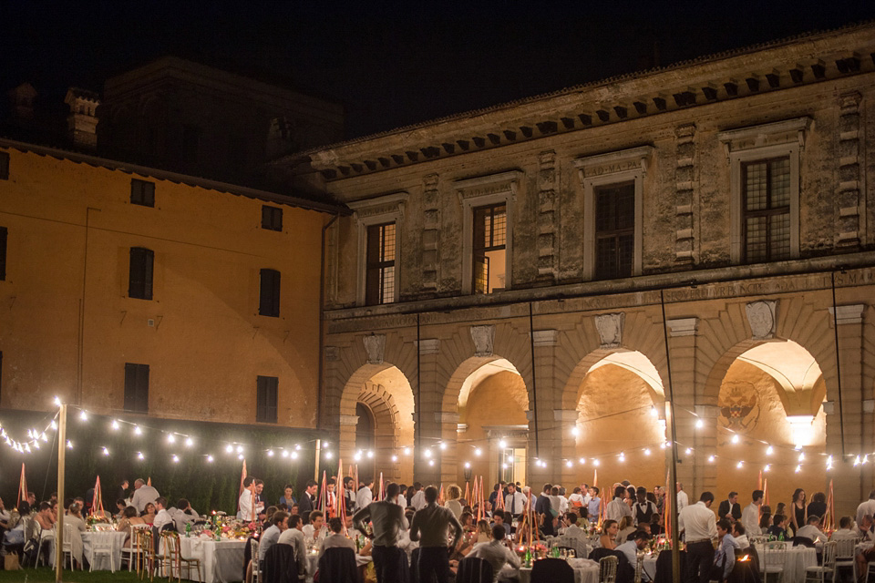 A vibrant pink, coral and colourful Italan Palazzo wedding with a bride wearing Comme des Garçons. Photography by Giuli e Giordi.