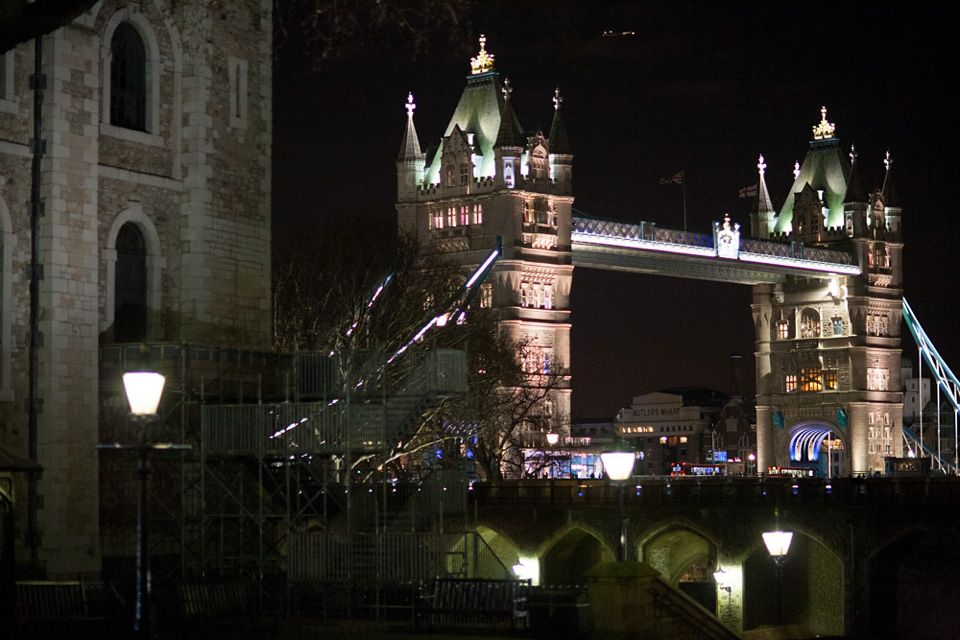 A Bride in Stephanie Allin for her Military Winter Wedding at the Tower of London. Images by Olliver Photography.