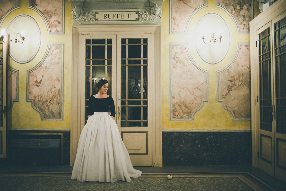 A bride wearing black and white bridal separates for her elegant Italian wedding. Photography by Infraordinario Studio.