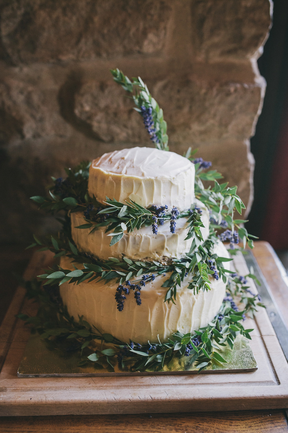 An elegant rustic Autumn wedding with a bride wearing flowers in her hair. Photography by Sally T.