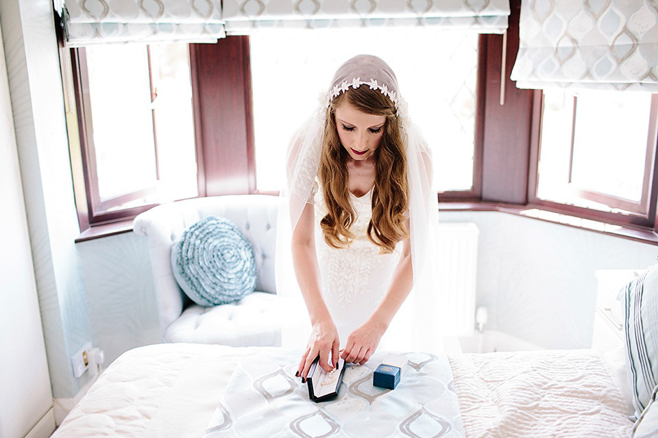 The bride wears Eliza Jane Howell for her Great Gatsby inspired city wedding. Photography by Jo Hastings.