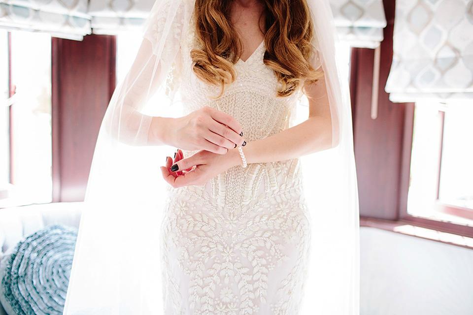 The bride wears Eliza Jane Howell for her Great Gatsby inspired city wedding. Photography by Jo Hastings.