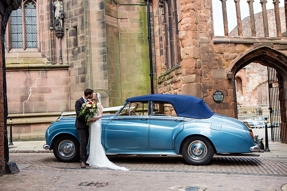 The bride wears Eliza Jane Howell for her Great Gatsby inspired city wedding. Photography by Jo Hastings.