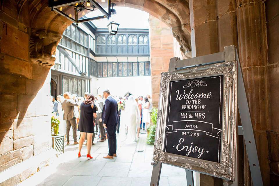 The bride wears Eliza Jane Howell for her Great Gatsby inspired city wedding. Photography by Jo Hastings.