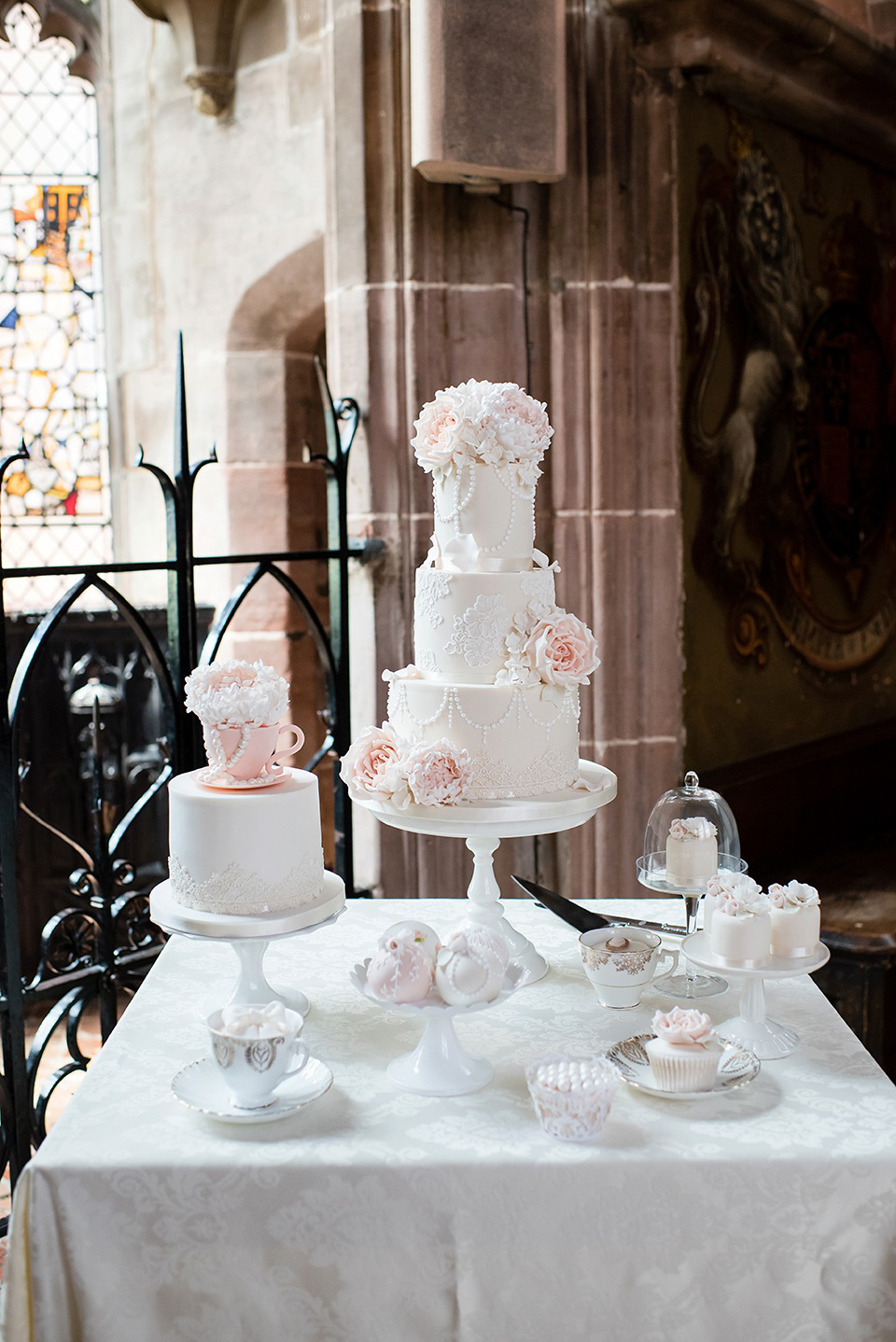 The bride wears Eliza Jane Howell for her Great Gatsby inspired city wedding. Photography by Jo Hastings.